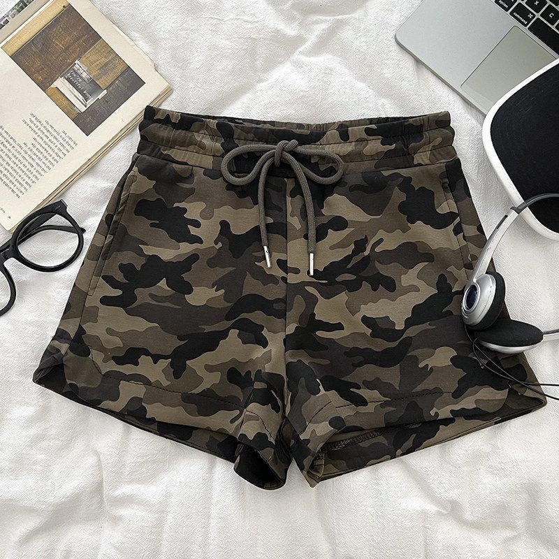 High-waisted camo shorts pocket and seam detail
