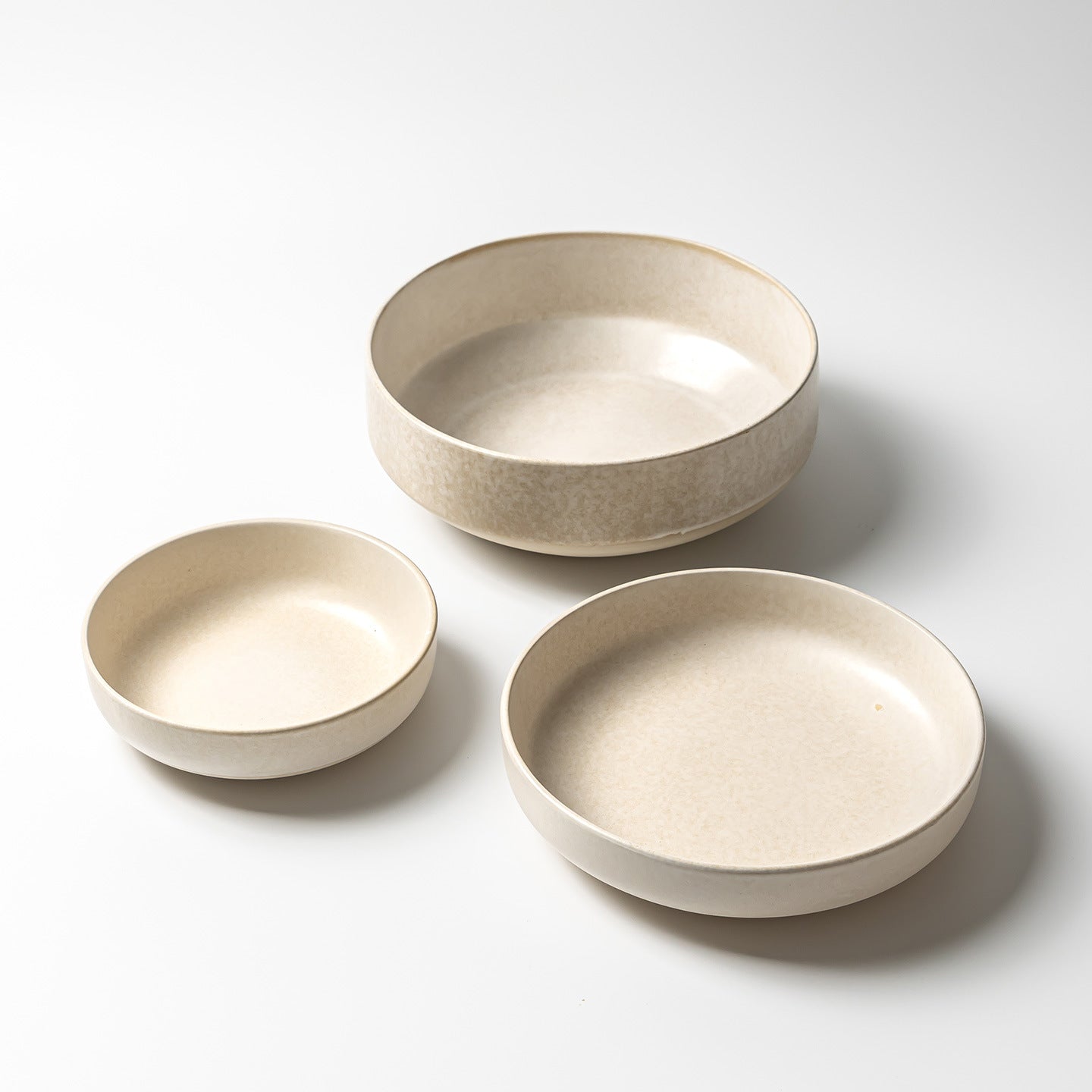 Four Japanese retro ceramic dinner plates in frost flower white, showing varied sizes with smooth glazed finish.